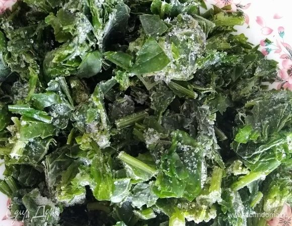 Смешать остывший рис, лук с чесноком и замороженный шпинат (у меня уже нарезанный).