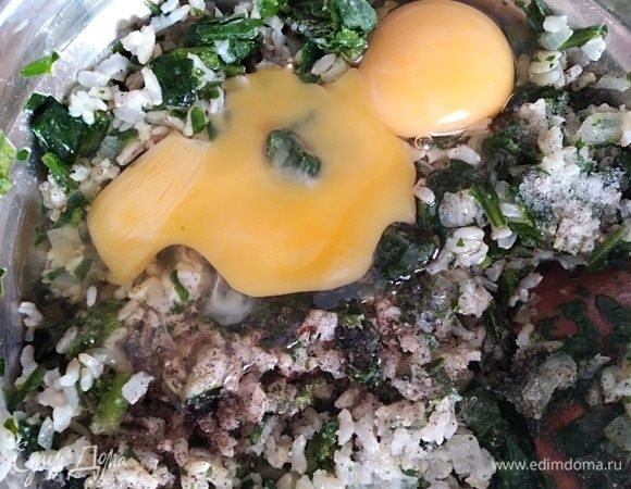 Добавить яйца, соль, перец по вкусу. Перемешать. 