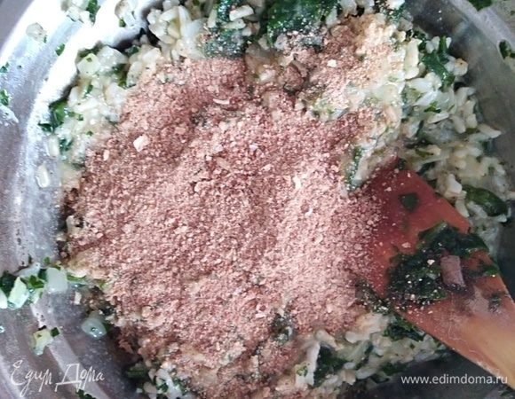 Всыпать панировочные сухари. 