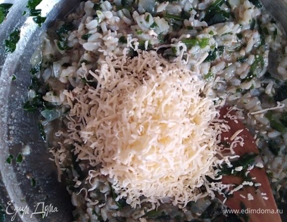 Сыр натереть. Половину добавить к рисовой смеси. Перемешать. 
