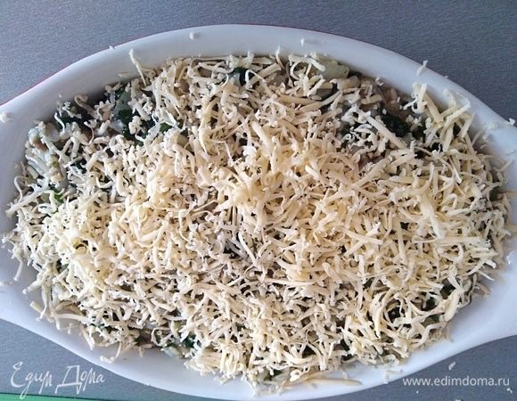 Форму для запекания смазать растительным маслом. Выложить рисово-шпинатную массу, сверху присыпать оставшимся сыром. 