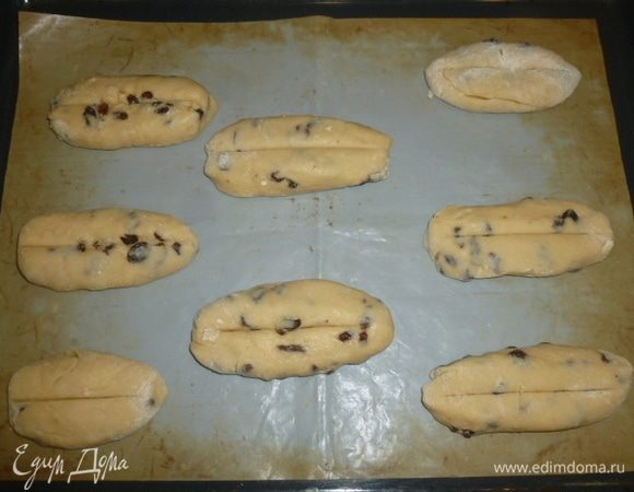 Выложить их на застеленный пергаментом противень. Смазать взбитым со сметаной желтком и поставить в духовку (180°С) на 35-40 минут до золотистого цвета. 