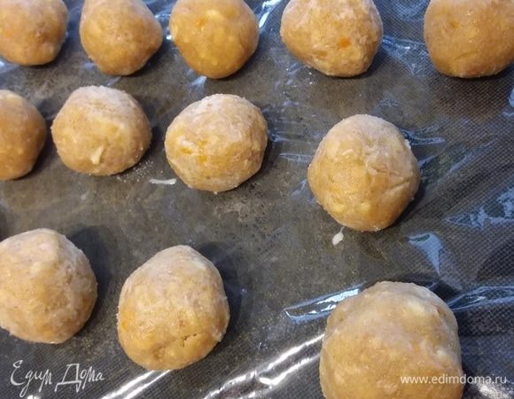 Мокрыми руками скатать в шарики величиной в орех, поставить в холодильник на 30 минут. 