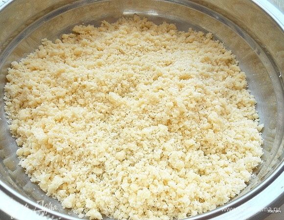 Смешайте руками до крошки муку, сахар, кокосовую стружку и масло. Это  штерейзель. Убрать в холодильник.