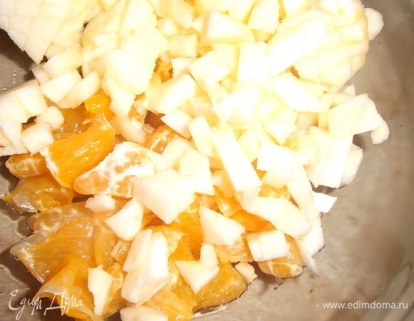 Яблоко почистить, порезать, добавить к мандарину.