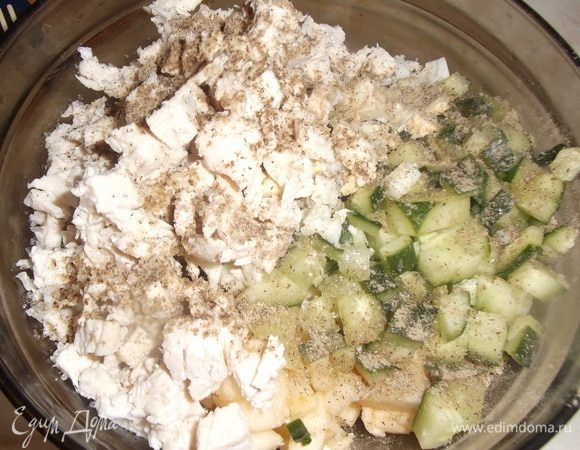 Добавить порезанную куриную грудку. Посолить, поперчить.