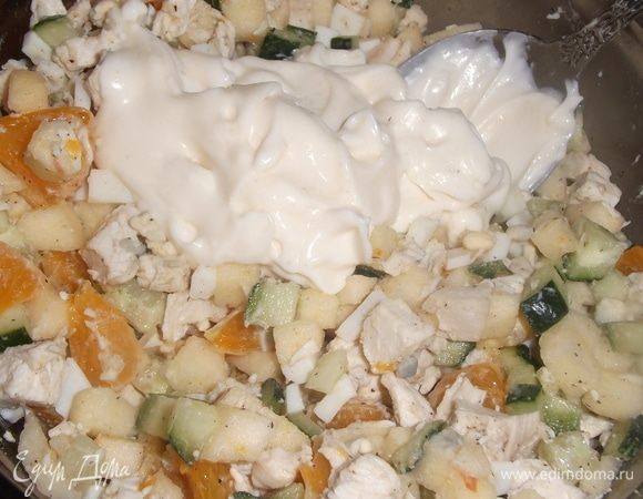 Салат перемешать, добавить майонез.