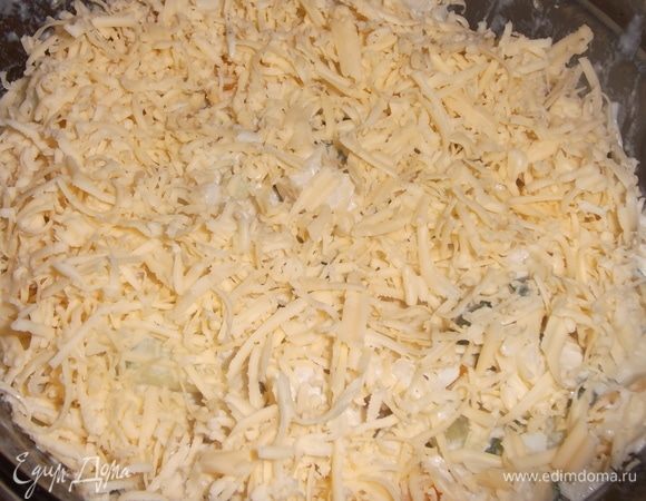Перемешать, посыпать сверху тертым сыром.