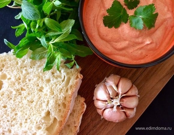 Готовый дип переложить в пиалу и дать настояться в холодильнике 30–40 минут.