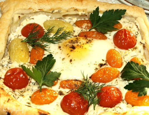 Достаем готовый пирог. Посыпаем зеленью и приятного аппетита! 