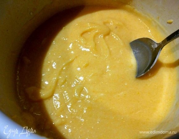 Тонкой струйкой ввести разведенный крахмал в молочно-тыквенную смесь и, помешивая, довести кисель до густой консистенции, буквально 1-2 минуты. Можно добавить ваниль. Снять с огня, разлить по бокалам.