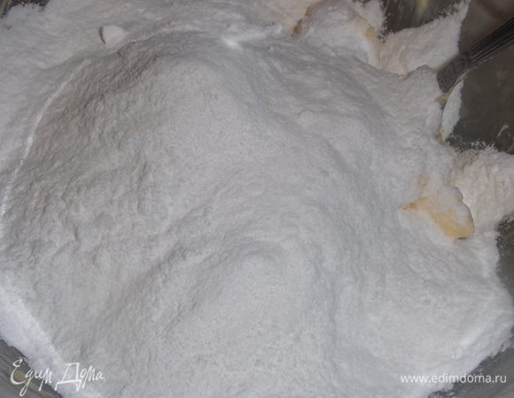 Всыпать сахарную пудру, перемешать.