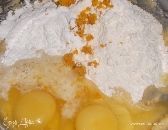 Добавить еще 2 яйца, оставшуюся муку, цедру и сок апельсина, разрыхлитель.