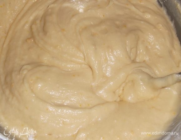 Аккуратно перемешать, не допуская вспенивания теста.