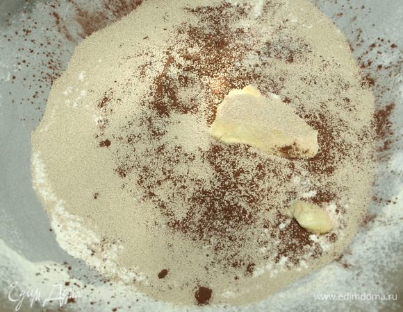 Продукты должны быть комнатной температуры. Муку просеять. Добавить сливочное масло, какао, сахар, соль, дрожжи. Перемешать в мелкую крошку.