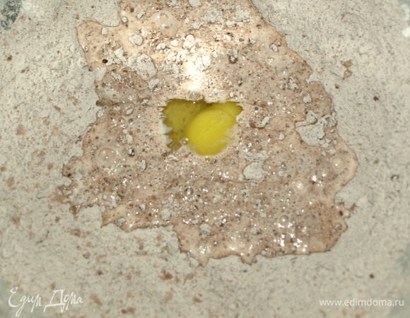 Добавить куриное яйцо, молоко. 