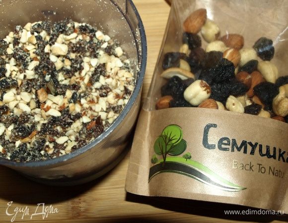 Изюм и орехи измельчить в блендере.  Я взяла смесь орех и изюма ТМ «Семушка».