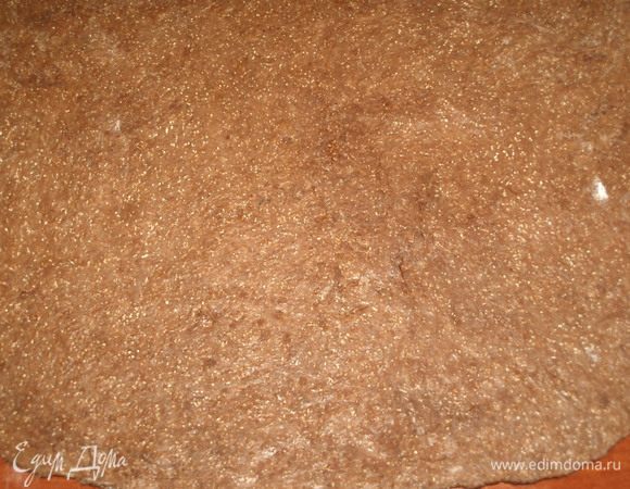 Тесто раскатать на присыпанной мукой поверхности в прямоугольник. Примерно 1 см толщиной.