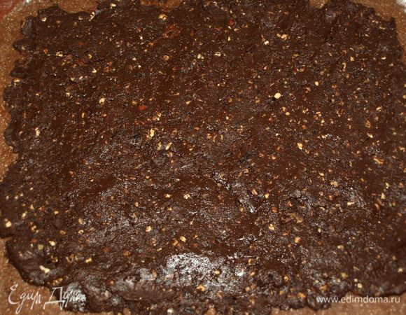 Выкладываем начинку, распределяем по поверхности. Отступаем 1,5 -2 см от краев.  