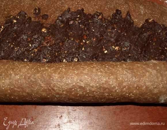 Сворачиваем в рулет. Смазываем край водой или взбитым яйцом. Я смазываю водой, все прекрасно соединяется. 