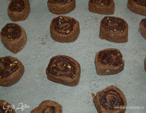 Нарезаем «улитками». Я нарезала по 3 см. Выкладываем противень застеленный пекарской бумагой, слегка смазанным растительным маслом.  Отправляем в заранее разогретую духовку 180°С на 20 минут, или 200°С на 15 минут. 