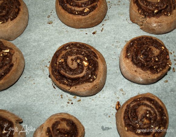 Достаем готовые улитки, даем им немного остыть.