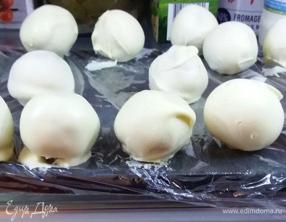 Аккуратно выложить на пленку и поместить в холодильник до востребования. 