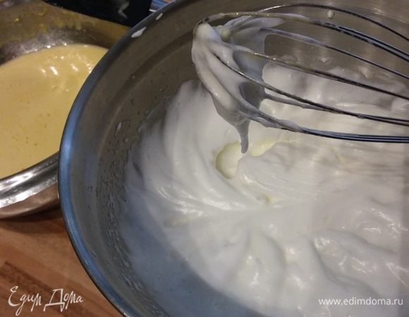 Займемся бисквитом. Нам понадобится 5 крупных яиц. Желтки отделить от белков. Белки взбить со щепоткой соли в крепкую пену. 