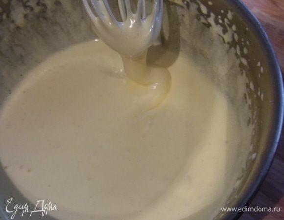 Теперь при постоянном взбивании постепенно добавить сахар. Крем посветлеет и увеличится в объеме еще больше. Я постаралась показать на фото его консистенцию. 