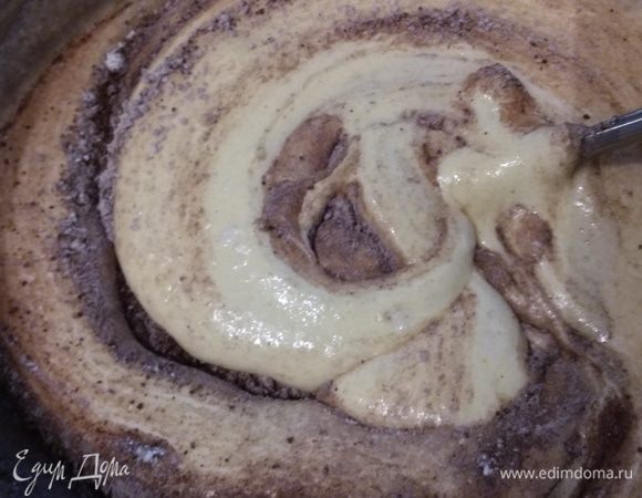 Соединить муку с какао-порошком и через сито в несколько приемов ввести в тесто. Аккуратно перемешать лопаточкой движениями сверху вниз, чтобы не осталось не размешанных участков муки. 