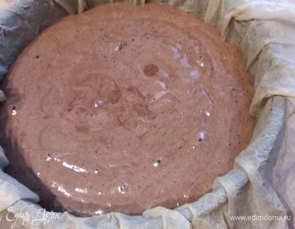 Разогреть духовку до 190°С. Форму диаметром 22 см выложить пергаментом. Вылить тесто, разровнять и выпекать 30–35 минут до сухой палочки. 