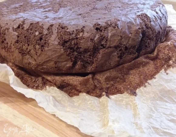 Готовый бисквит отделить от пергамента. Я выпекала накануне и обернула в пищевую пленку. Разрезала на следующий день. 