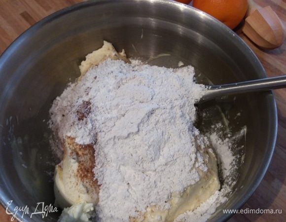 Пропитка и крем. С пропиткой все просто: выжать сок из апельсинов, смешать с ликером «Амаретто». 
Крем: размешать растворимый кофе с 3 ст. л. горячей воды. Соединить в миске маскарпоне с сахарной пудрой и какао. Пудру и какао просеять через сито. Перемешать лопаточкой. 
Я уменьшила количество сахарной пудры до 90 граммов, какао до 20 граммов, а кофе до 5 ст. л. 