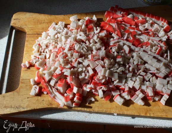 Измельчаем крабовые палочки.