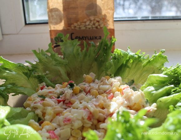 Подаем на стол, украшая тарелку листьями салата. Сверху посыпаем кедровые орешки ТМ «Семушка». Кедровые орехи добавят аромат и вкус. Кедровые орехи содержат полезное масло внутри.