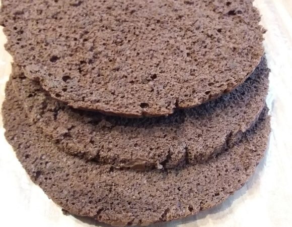 Сборка: бисквит разрезать на 3 коржа. 
Я часто читала, что бисквит, чтобы он лучше разрезался, нужно поместить на короткое время в морозилку. У меня она вечно занята, но есть отделение с 0°С, вот туда я и положила бисквит. 