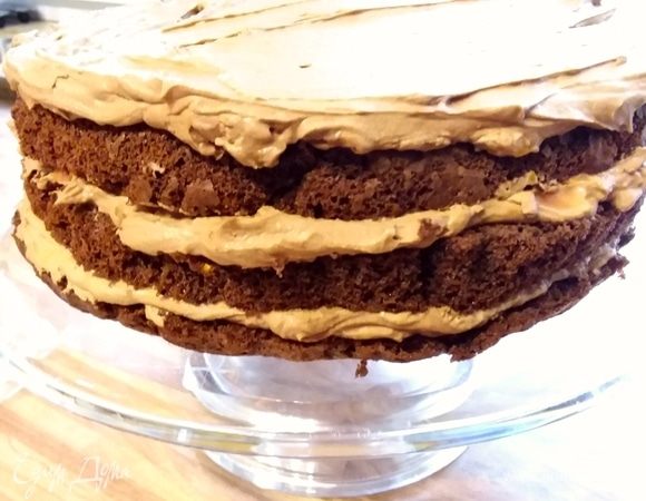 Третий корж смазать кремом и отправить торт и остаток крема в холодильник на 1 час. Крема получается много, не жалейте. 