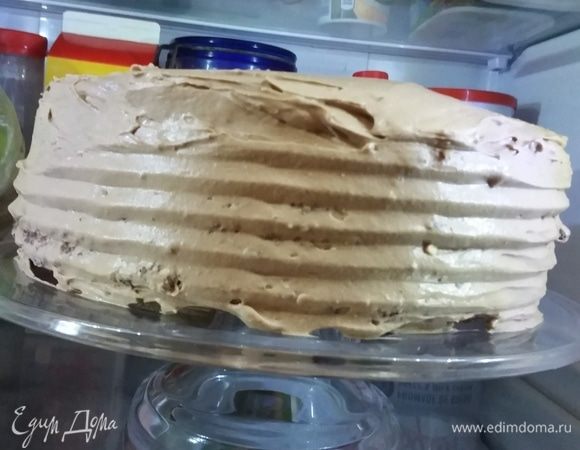 Остатком крема смазать бортики и выровнять верх. Поставить в холодильник. 