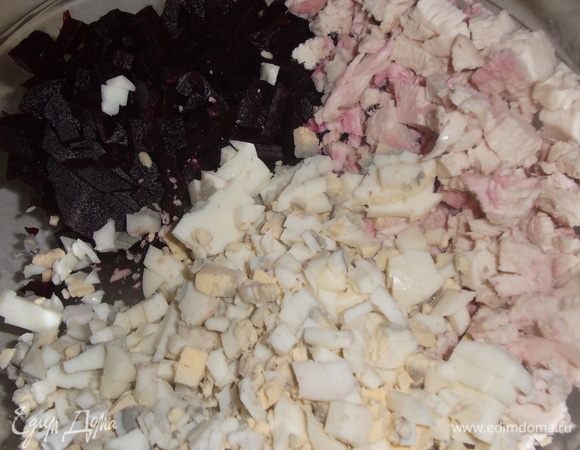 Куриную грудку отварить, остудить. Нарезать свеклу, грудку, яйца. Добавить горошек, пропущенный или натертый чеснок. Посолить, заправить майонезом.