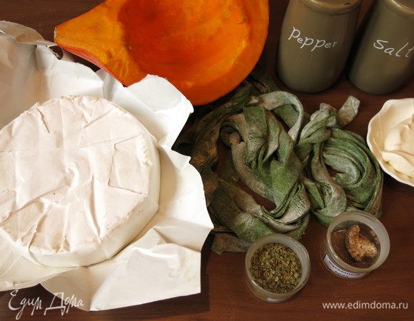 Подготовим продукты. Паста домашняя на 320 г муки 2 яйца, 2 желтка, соль, масло, отваренные шпинат и крапива. На зиму можно заморозить несколько гнезд пасты, но а если есть зелень, то предпочтительнее приготовить свежую. Подробный рецепт «Паста с крапивой и шпинатом».