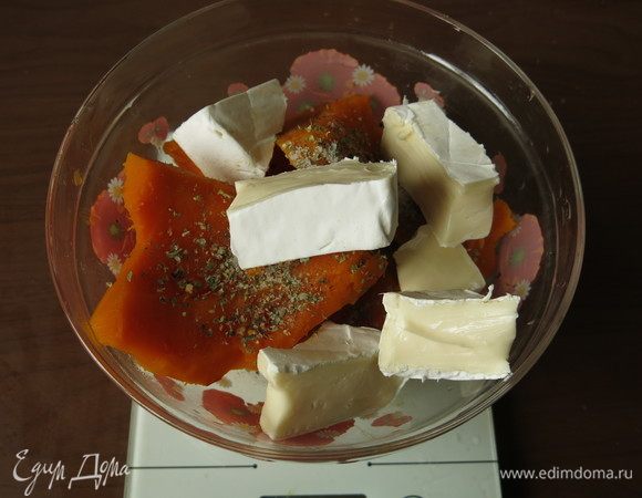 Добавляем к тыкве сыр кремовый с плесенью, кладем сухие приправы.