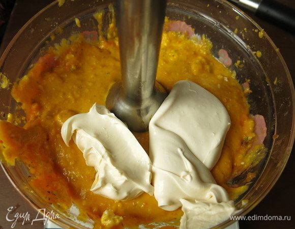 Вводим сливки и продолжаем сбивать.