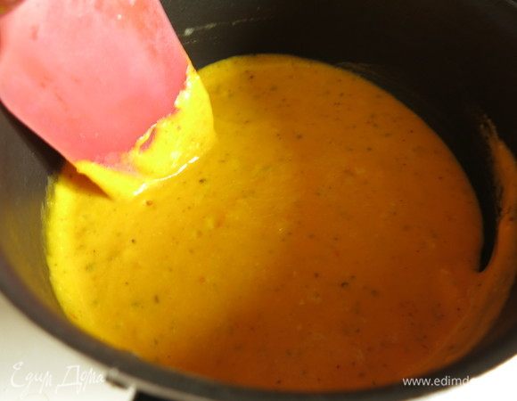 Нагреваем соус, помешивая, термостойкий венчик помог бы.