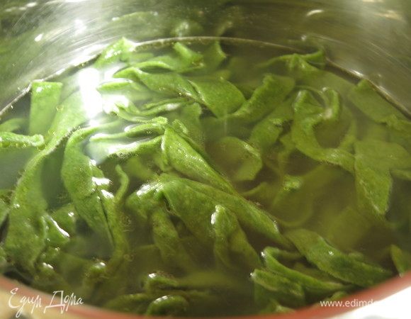 Отвариваем пасту пару минут.