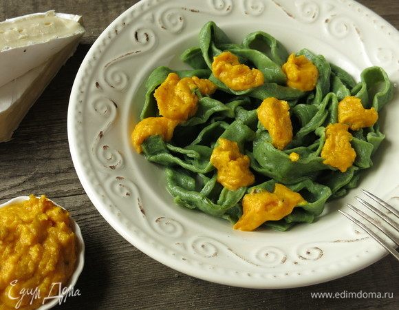 Подаем пасту с соусом. Приятного!