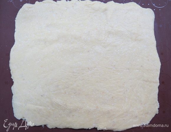 Тесто разделить на 2 части, каждую часть раскатать в прямоугольник.