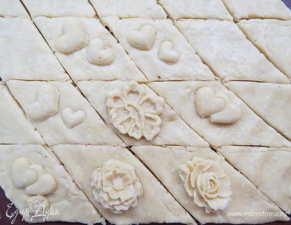 Поделить тесто на 4 равных горизонтальных полоски, затем провести диагонали, таким образом нарезая тесто ромбами.