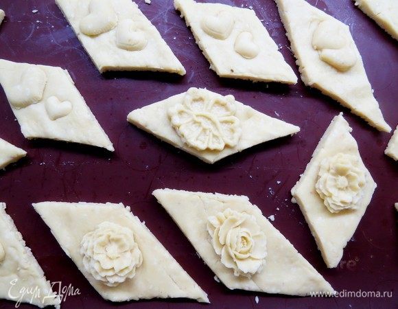 Выложить печенье на устеленный пергаментом противень или силиконовый коврик. Печенье немного увеличится в размере, так что располагайте печенье не слишком близко друг к другу.