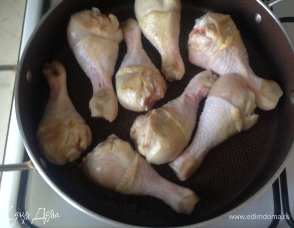 В глубоком сотейнике разогреваем растительное масло 1 ст. л., выкладываем куриные ножки и слегка обжариваем до золотистой корочки.