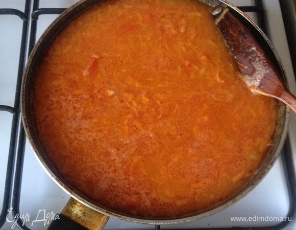 Добавить 2 стакана воды и довести до кипения, посолить, поперчить.